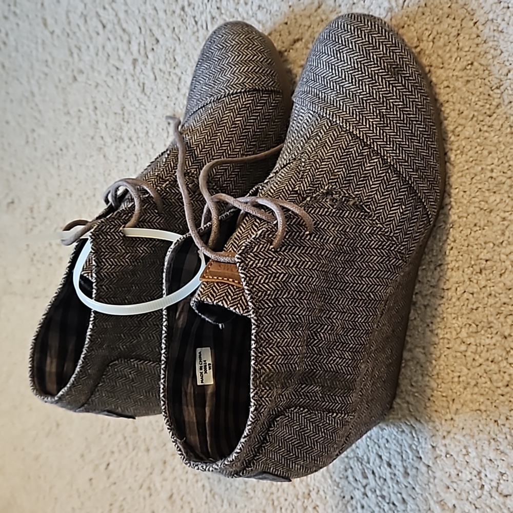 Toms wedge lace up bootie! patterned! Never worn!
